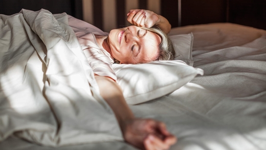 Frau hat ihre beste Schlafposition bei Tinnitus gefunden.