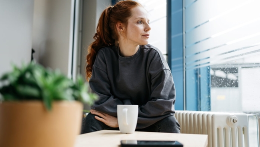 Frau mit viel Stress entwickelt Tinnitus.