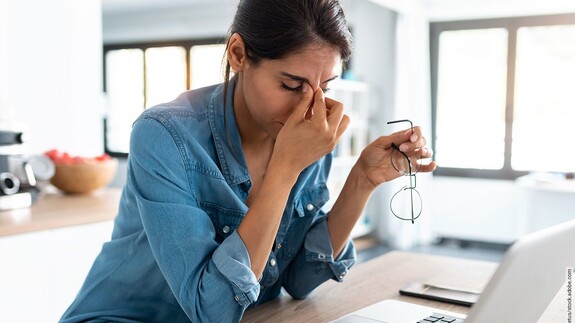 Tinnitus: Frau leidet unter Stress während der Arbeit. 