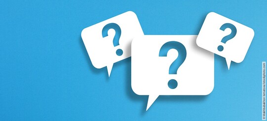 Drei Sprechblasen mit Fragezeichen: Die wichtigsten FAQs zur Kalmeda-App.