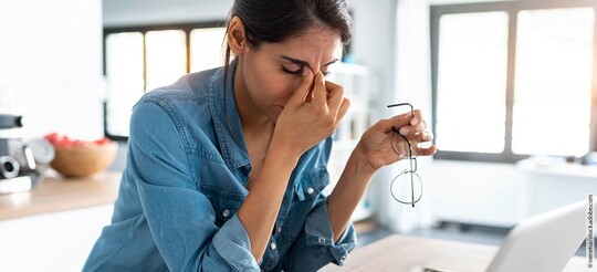 Tinnitus: Frau leidet unter Stress während der Arbeit. 