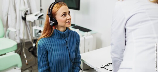 Bei einer Frau mit Tinnitus wird der Schweregrad anhand verschiedener Hörtests ermittelt Bei einer Frau mit Tinnitus wird der Schweregrad anhand verschiedener Hörtests ermittelt
