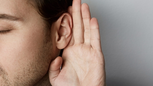Von Tinnitus betroffener Mann hält Hand ans Ohr: Woher kommen die Ohrgeräusche?