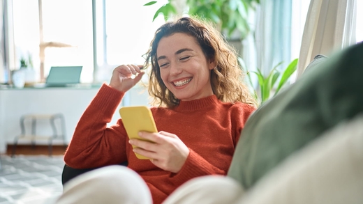 Patientin absolviert die kognitive Verhaltenstherapie bei Tinnitus mit ihrem Handy.