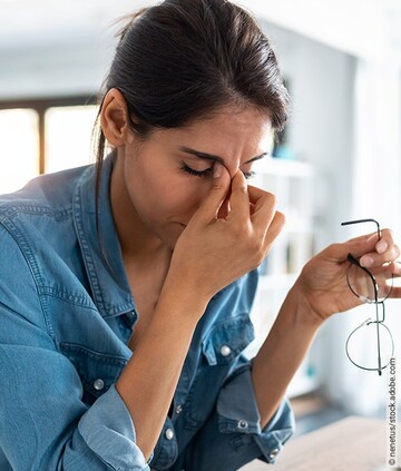 Tinnitus: Frau leidet unter Stress während der Arbeit. 