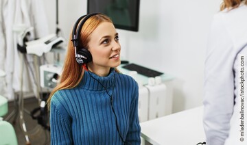 Bei einer Frau mit Tinnitus wird der Schweregrad anhand verschiedener Hörtests ermittelt