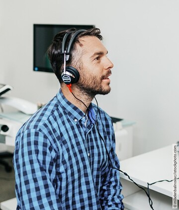 Bei einem Mann mit Tinnitus wird der Schweregrad anhand verschiedener Hörtests ermittelt