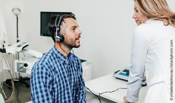 Bei einem Mann mit Tinnitus wird der Schweregrad anhand verschiedener Hörtests ermittelt