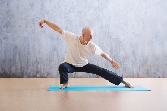 Mann praktiziert Qigong zur Selbsthilfe bei Tinnitus.
