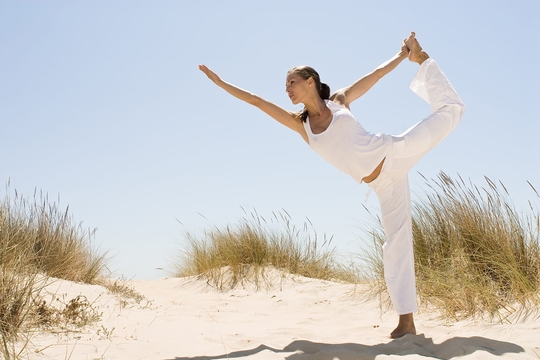 Frau macht Yoga auf einem Bein: Das Ohr ist zuständig für das Gleichgewicht.