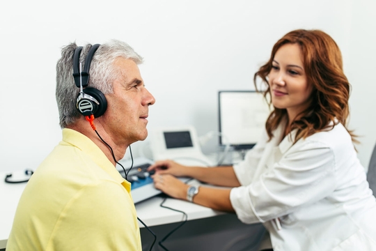 Patient absolviert Hörtest zum Feststellen von Tinnitus.