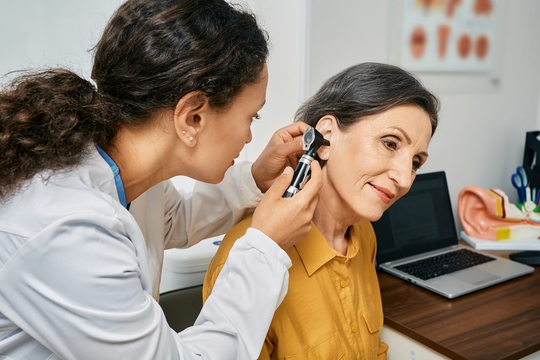 HNO-ärztliche Untersuchung zum Feststellen eines Tinnitus.