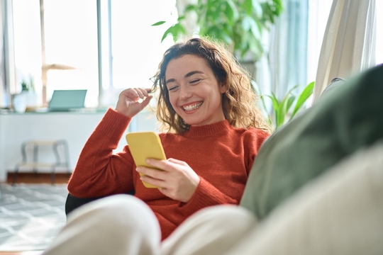 Patientin absolviert die kognitive Verhaltenstherapie bei Tinnitus mit ihrem Handy.